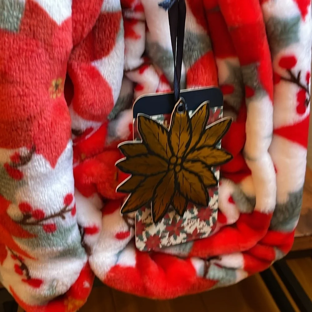 🎄Gorgeous King Sized Poinsettia Plush Blanket 🎄Rich vibrant colors! NWT - Picture 8 of 11